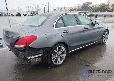 2017 Mercedes-Benz C 300 z USA, uszkodzony, nr VIN 55SWF4JB8HU223124